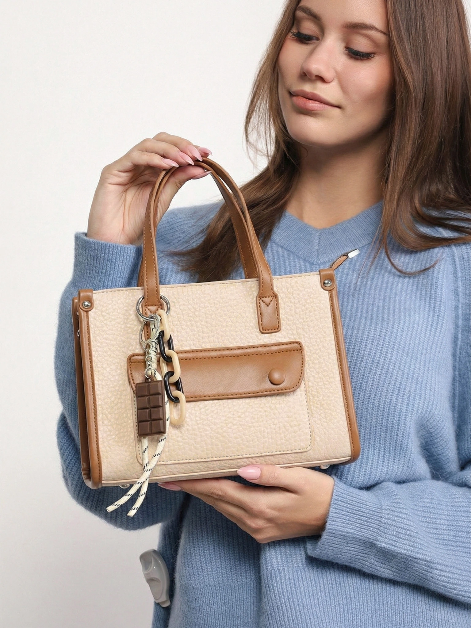 Сумка-тоут с декоративным брелком в ассортименте